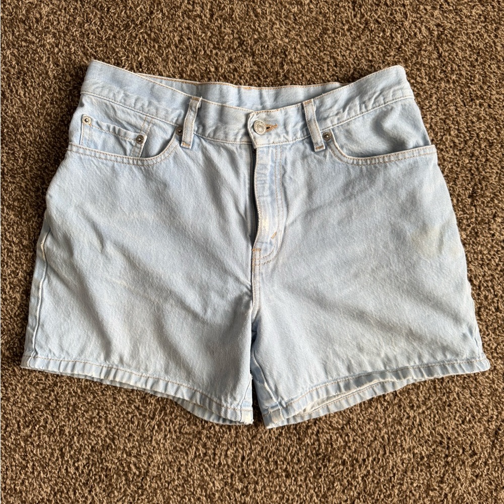 Vintage Levi’s shorts (run small) size 8. Fit more like 4/6